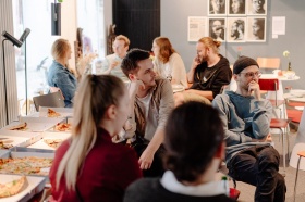 Expertin Katharina Wanger (Bremedia Produktion) am runden Tisch mit Team Rainer während des Get-togethers