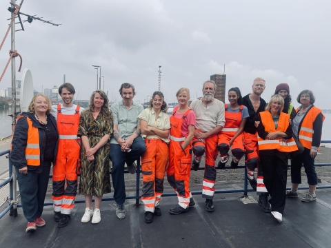 Am Set von FESTMACHEN in Bremen (v.l.): Susanne Lange (nordmedia), Nils Rovira-Munoz (Rolle Enno), Hilke Rönnfeldt (Regie), Karsten Antonio Mielke (Rolle Kort),  Meryem Ebru Öz (Rolle Tümay), Nina Petri (Rolle Magga), Jochen Nickel (Rolle Harry), Salka Weber (Rolle Malika), Peter Plaugborg (Rolle Ludde), Anette Unger (Leitwolf), Philine Rosenberg (NDR) und Katrin Burchard (nordmedia) © Maria Hoffmann (Produktionsleitung)