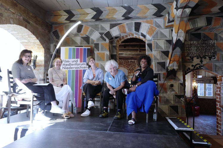 v.l.: Cornelia Köhler,  Tina Thiele, Johanna Faltinat, Letícia Milano und Denise M'Baye im Kloster Lüne © Kerstin Hehmann