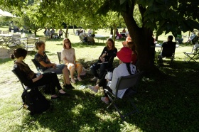 Gesprächsrunde im Klostergarten © Kerstin Hehmann