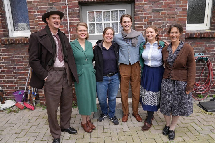 Am Set in Cuxhaven (v.l.): David Bredin (Rolle Alfred Freese), Anna Schimrigk (Rolle Emma Freese), Sabine Bernadi (Regie), Nevio Wendt (Rolle Werner Freese), Claire Wegener (Rolle Gerda Freese) und Maju Sartorius (Rolle Tante Margit) © eikon nord gmbh, Thorsten Neumann