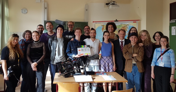 Am Filmset von BLACKBIRD (AT) in der Michelsenschule in Hildesheim (v.l.): Merve Dinc (Beleuchterin), Katrin Burchard (nordmedia), Katja Efremova (Regieassistenz), Chadi-Jan-Kobeissi (Erste Kameraassistenz), Jan Philip Lange (Produzent), Aurel Klug (Hauptrolle Kolja), Aaron Wehde (Praktikant), Linus Moog (Hauptrolle Sebastian), Marius von Felbert (Kamera), Max Hegewald (Autor und Regisseur), Marie Becker (Rolle Sarah), Leon Ndiaye (Rolle Linus), Bernd Panzer (Rolle Schulleiter Ranft), Denis Lenz (Rolle Moritz), Franziska Gröne (Erste Aufnahmeleitung), Leonie Weber (Rolle Franca), Sylwia Jankowski (Produktionsfahrerin) und Cristina Todorova (Szenenbild) © nordmedia