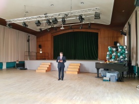 Vor dem "Abiball" in der Aula: Bernd Panzer als Schulleiter Ranft © nordmedia