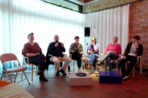 Moderatorin Wiebke Thomsen im Gespräch mit den Panel-Teilnehmenden über lokale Kino-Kultur, Foto: Kerstin Hehmann