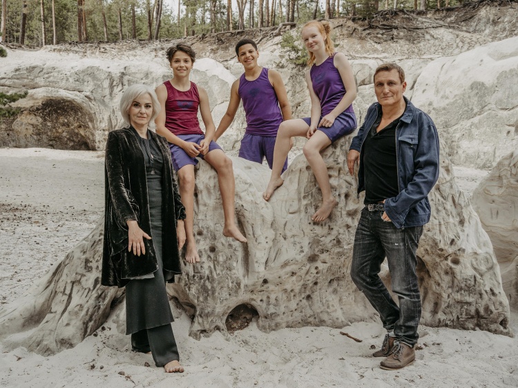 Beim Drehstart von WOODWALKERS (v. l.): Martina Gedeck (Rolle Lissa Clearwater), Emile Chérif (Rolle Carag), Johan von Ehrlich (Rolle Brandon), Lilli Falk (Rolle Holly) und Oliver Masucci (Rolle Andrew Milling) © Marco Nagel