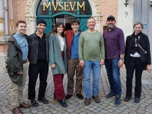 Am Set von HAMELN (AT) vor dem Stadtmuseum Hameln (v. l.): Constantin Keller (Jannik), Jonathan Elias Weiske (Sam), Caroline Hartig (Finja), Riccardo Campione (Ruben), Rainer Matsutani (Regie/Showrunner), Alexander Kiening (Produzent Don‘t Panic Films UG) und Anastasia Patsiarizis (Hameln Marketing und Tourismus GmbH) © nordmedia