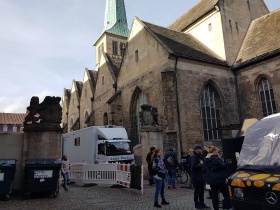 Die Basis des Filmteams der Horror-Serie HAMELN (AT) an der Marktkirche St. Nicola © nordmedia