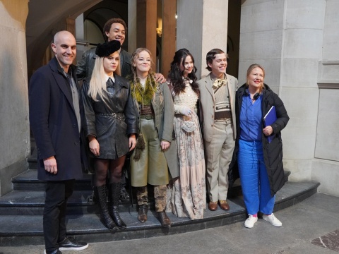 Pressetermin am Set (v. l.): Oberbürgermeister Belit Onay, die Schauspieler:innen Holly Geddert, Noel Okwanga,  Luna Kuse, Selma Kunze, Jonas Kaufmann und Regisseurin Franziska Pohlmann © Landeshauptstadt Hannover