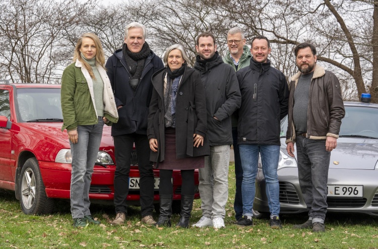 Beim Setbesuch von FINSTERES HERZ - DIE TOTEN VON MARNOW 2 (AT) in Kleinburgwedel bei Hannover (v.l.): Petra Schmidt-Schaller (Rolle Lona Mendt), Donald Kraemer (NDR), Petra Schleuning und Thomas Starte (nordmedia), Christoph Bicker (Polyphon), Frederik Keunecke (NDR) und Sascha Gersak (Rolle Frank Elling) © NDR/Oliver Feist