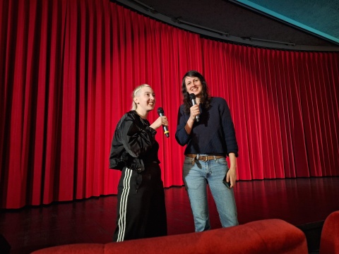 Rosanna Umbach und Johanna Schlockwerder (v.l.) beim Filmgespräch zu BARBIE © SchulKinoWoche Bremen