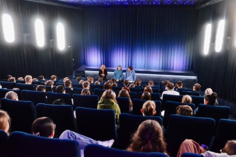 Regisseur Jonas Kaufmann, Protagonist Roman Sachuk und Moderatorin Bettina Offermann im Austausch mit den Schüler*innen beim ersten „SchulKinoTag DEMOKRATIE!“ © Christian Dolle