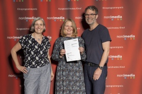 nordmedia Kinoprogrammpreis 2024 im CITY 46/ Kommunalkino Bremen: vhs Filmclub Emden (v.l. Petra Schleuning, Silke Santjer, Robert Thalheim)