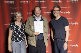 nordmedia Kinoprogrammpreis 2024 im CITY 46/ Kommunalkino Bremen: Kronen-Lichtspiele Bad Pyrmont / Neue Schauburg Northeim (v.l. Petra Schleuning, Torben Scheller, Robert Thalheim)