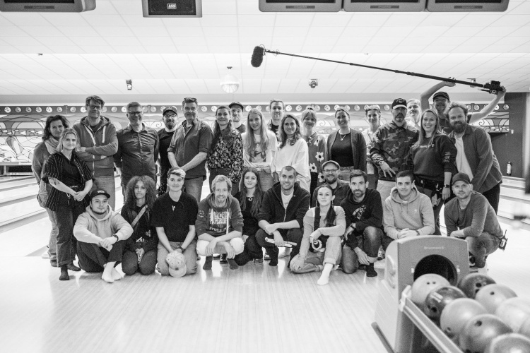 Das Team von ZWISCHEN DEN ZEILEN in der Bowlingbahn in Stade am letzten Drehtag des Sommerblocks © Curlypictures GmbH Co KG