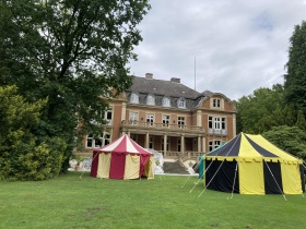Marktzelte im Park von Schloss Eldingen © nordmedia