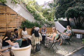 Workshop im sonnigen Innenhof.