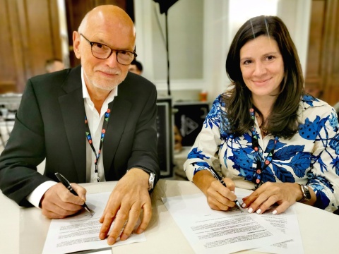 Thomas Schäffer und Laura Mackenzie (Geschäftsführerin Screen Nova Scotia) bei der Unterzeichnung der gemeinsamen Absichtserklärung zur Förderung von Koproduktionen