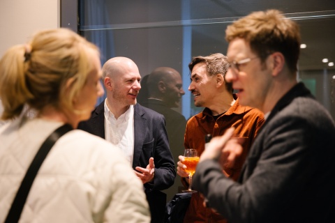 Get-together mit Drinks und Netzwerk