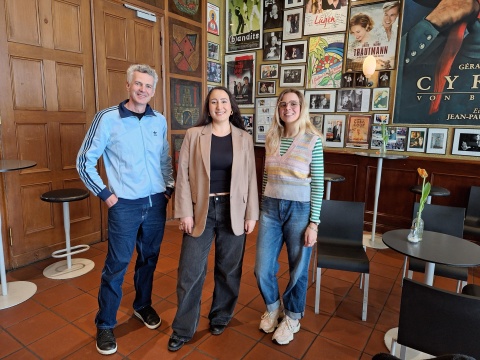 ELLBOGEN: Schulkinowocheleiter Matthias Wallraven, Darstellerin Asya Utku und Moderatorin Antonia Stich in der Schauburg © SchulKinoWoche Bremen