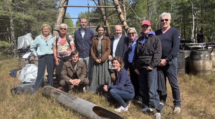 Am Set von SCHWARZES GOLD (AT) in Reinsehlen (v.l.): Diana Schulte-Kellinghaus (NDR), Antje Höhl (Nds. Staatskanzlei), Aaron Hilmer (kniend, Rolle Richard Pape), Thomas Starte (nordmedia), Harriet Herbig-Matten (Rolle Johanna Lambert), Matthias Greving (Kinescope), Meike Götz (kniend, nordmedia), Petra Schleuning (nordmedia), Nina Wolfrum (Regie) und Donald Kraemer (NDR) © nordmedia
