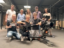 Am Set von FREEZING in Garbsen bei Hannover, Reihe oben (v.l.): Paul Beck (Apollonia Film), Petra Schleuning (nordmedia), Catharina Lott (Regie), Henri Nunn (B-Kamera, Oberbeleuchter), Dionne Wudu (Rolle Britt); Reihe unten (v.l.): Armin Schneider (YoungTalentFoundation Berlin), Lea Dähne (Kamerafrau) und Luna Jordan (Hauptrolle Toni) © Apollonia Film
