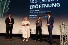 Eröffnungsfeier (v.l.n.r.: Der Emdener OB Tim Kruithoff, Hilke Theessen, Meike Götz und Moderator  Keno Bergholz). 
©Niklas Kusche
