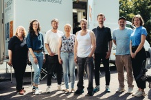 Am Set von SUPERBUHEI in Hannover (v.l.): Susanne Lange (nordmedia), Philine Rosenberg (NDR),  Josef Brandl (Regie), Silke Bodenbender (Rolle Mona), Oliver Korittke (Rolle Jesse Bronske), Moritz Moessinger (Kamera), Michal Honnens (nordmedia) und Janina Sara Hennemann (Produzentin Junifilm) © Patrick Locher