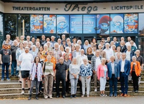Gruppenfoto von 2025 vor dem Thega-Filmpalast mit einem Teil der diesjährigen Preisträger:innen © nordmedia / André Germar
