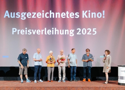 Die Jurymitglieder Thomas Kirchberg, Michael Thyen, Elke Rickert, Helge Schweckendiek und Florian Vollmers mit Heiko Pinkowski und Meike Götz (v.l.) © nordmedia / André Germar