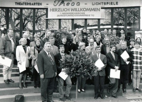 Gruppenbild von 1992 vor dem Thega-Filmpalast bei der ersten Kinoprogrammpreisverleihung © Kinobüro Niedersachsen