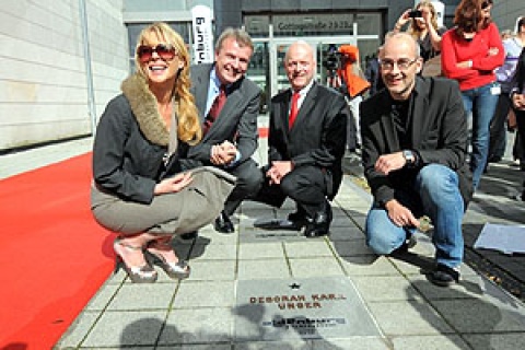 Deborah Kara Unger, Benedikt Buhl, Dr. Peter Schinzing und Torsten Neumann (v.l.) auf der OLB-Star-Promenade