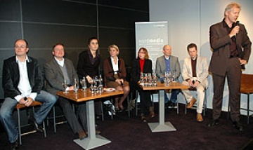 Podium und Moderator Jochen Coldewey (rechts)