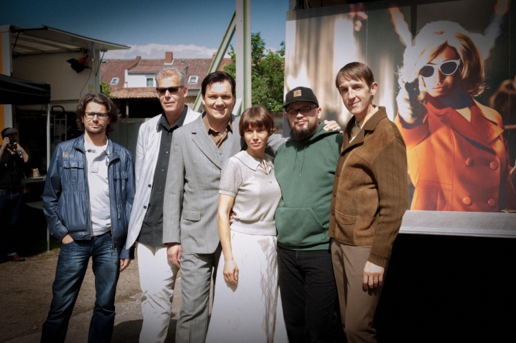 Am Set in Helmstedt (v.l.): Produzent Sigi Kamml, Jochen Coldewey (nordmedia) , Charly Hübner )(Rolle Hermann Wittorff , Nadeshda Brennicke (Rolle Gisela Werler), Regisseur  Christian Alvart und Andreas Schmidt (Rolle Uwe) © Stefan Erhard