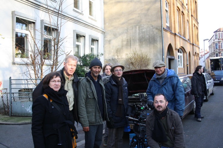 Am Set von DIE FRAU DES SCHÄFERS in Hannovers Nordstadt (v.l.): Katrin Burchard und Jochen Coldewey (nordmedia), Ercan Durmaz (Darsteller), Regisseur Edzard Onneken, Kameramann Uwe Schäfer und Produzent Martin Zimmermann