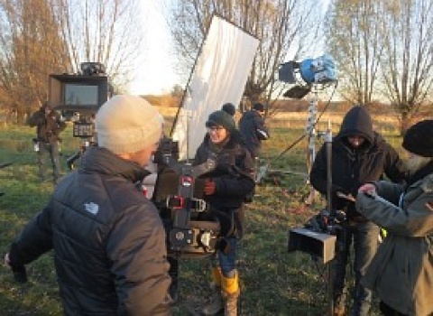 In der Mitte Regisseurin Tanja Schwerdorf bei den Drehvorbereitungen am "falschen" Set.