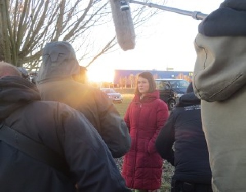 Schauspielerin Esther Zimmering als Mia.