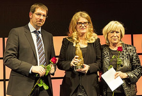 Volker Kufahl mit Barbara Sukowa und Laudatorin Margarethe von Trotta.