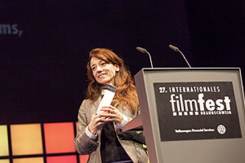 Nancy Clarkson nimmt den "Heinrich" entgegen.