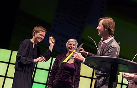 Susann Maria Hempel (cast & cut-Stipendiatin 2012, links) gewinnt den "Leo".