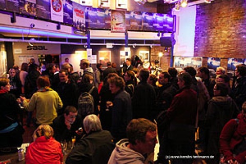 Publkumsandrang in der Lagerhalle