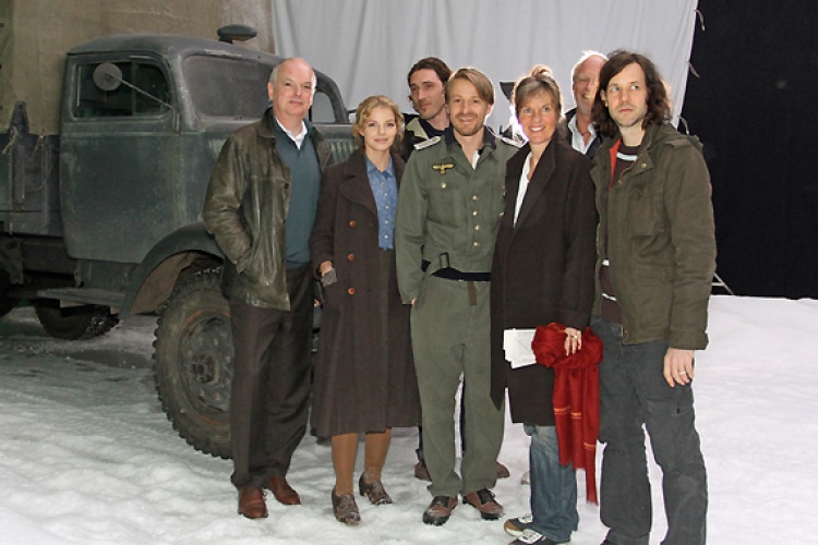 v.l.: Thomas Schäffer (nordmedia), Yvonne Catterfeld, Marco del Bianco (Jumping Horse Film), Max von Pufendorf, Doris Zander (Aspekt Telefilm), Rolf Wappenschmitt, Frank Kaminski (beide Jumping Horse Film) (Foto: © Boris Kaune)