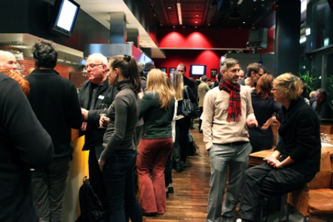 Beim Get-together tauschen sich die BesucherInnen untereinander aus