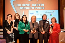 Emily Atef (l.) und Ministerin Aygül Özkan (3. v. l.) mit den weiteren Preisträgerinnen