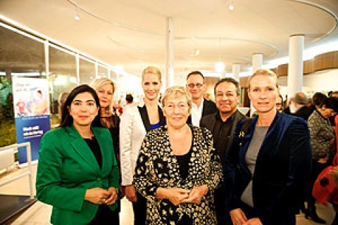 Minsterin Aygül Özkan (l.) mit der Jury 2011