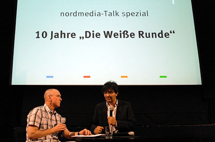 Künstler und Journalist Matthias Horndasch im Gespräch mit Autor und Regisseur Ali Samadi Ahadi (v.l.)