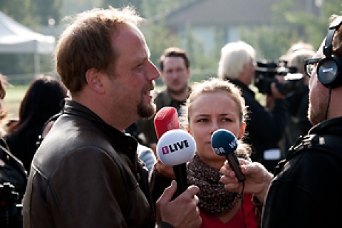 Smudo umlagert von Reportern