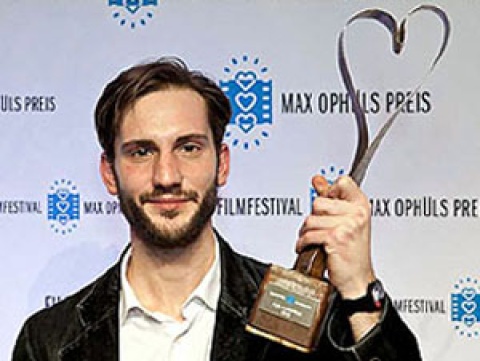 Felix Stienz mit dem Publikumspreis © Sebastian Woithe