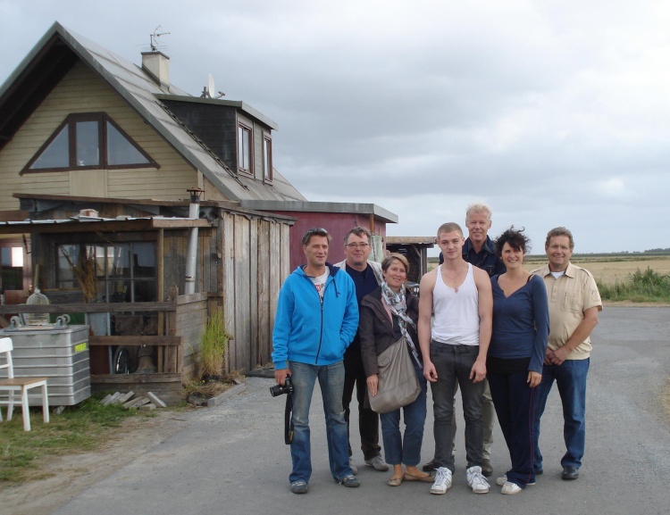 Am Set im Kehdinger Land (v.l.): Szenenbildner Tamo Kunz, Herbert Schwering (Coin Film), Helen Peetzen (Filmförderung Hamburg Schleswig-Holstein GmbH), Schauspieler David Schütter, Jochen Coldewey (nordmedia), Regisseurin Tamar van den Dop und der Bürgermeister von Balje Hermann Bösch