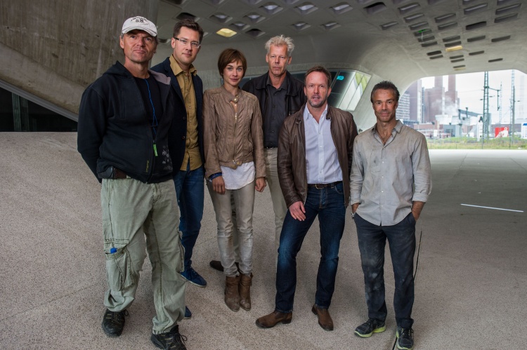 Am Set vor dem Phaeno in Wolfsburg (v.l.): Regisseur Hansjörg Thurn, Felix Zackor (Dreamtool), Christiane Paul (Rolle Sophie), Jochen Coldewey (nordmedia), Stefan Raiser (Dreamtool) und Hannes Jaenicke (Rolle Marc)  © Dreamtool Entertainment