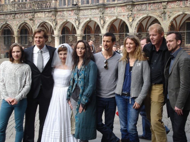 Am Set auf dem Marktplatz Bremen (v.l.): Alina Levshin, Thomas Heinze, Meret Becker, Jeannette Hain, Florian David Fitz, Regisseurin Vanessa Jopp, Jochen Coldewey (nordmedia) und Jonas Dornbach Komplizen Film)